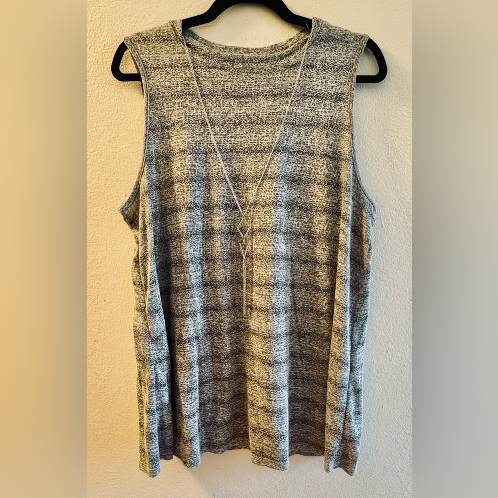 AB Studio Women's Gray Tunic With Detachable Silver Necklace. Size Large.